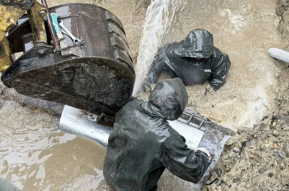 В Невинномысске устраняют аварию на центральном подводящем водоводе. Фото: мэр Невинномысска Михаил Миненков