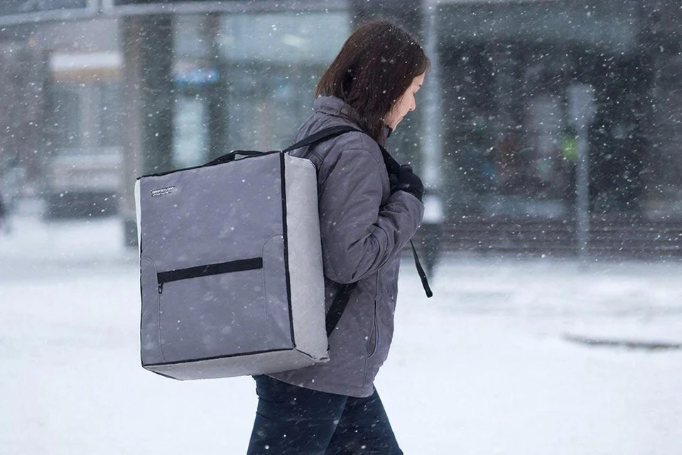 Женщина-курьер осталась недовольна 20-килограммовыми заказами, которые ей пришлось доставлять. Фото: сгенерировано нейросетью