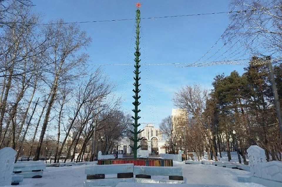 В парке уже собрали каркас для елки