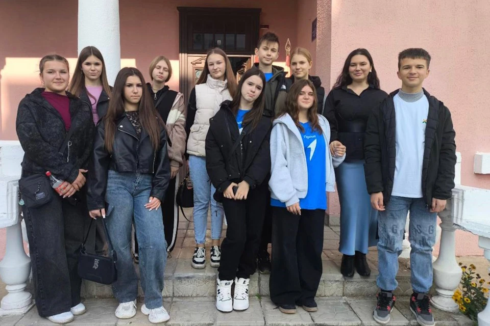 Семиклассник Богдан (справа) организовал для своих сверстников поездки по музеям региона Фото: Движение Первых ХО