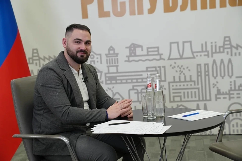 Денис Шимановский провел прямую линию. Фото: Минмол ДНР