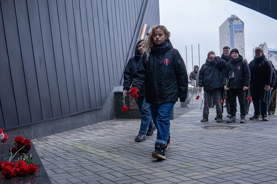 В Донецке почтили память Героев Отечества. Фото: Министерство молодежной политики ДНР