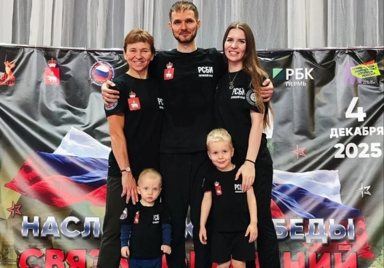 Бабушка жала штангу, а 3-летний внук стоял в планке: пермская семья Яковлевых установила за день восемь рекордов России