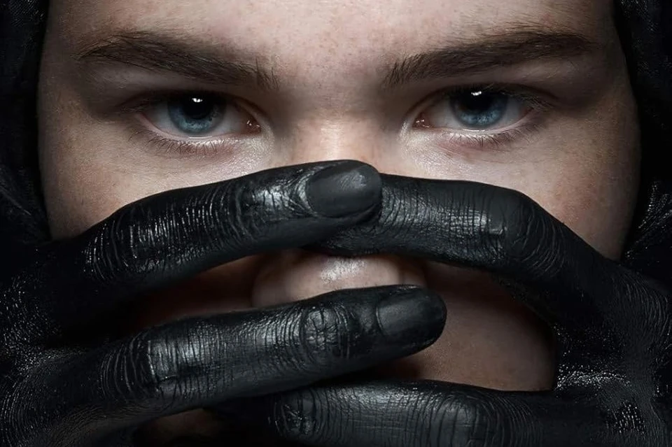 Изображения 15-летней школьницы украшают целую серию немецких BDSM-книг. Фото: Amazon.de