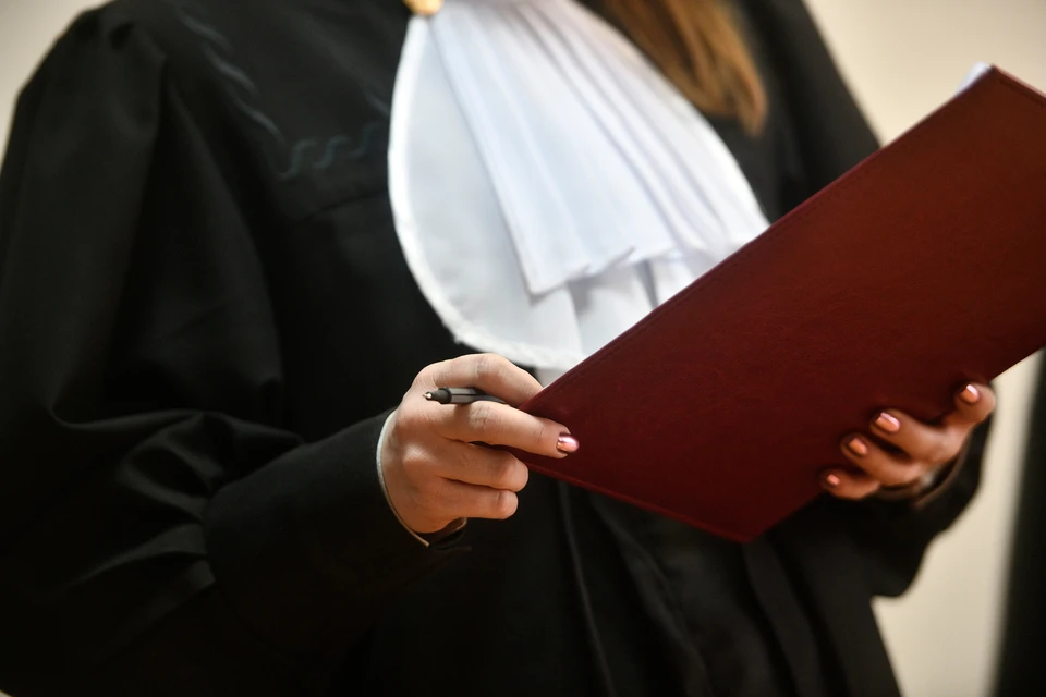 Суд […] назначил ему наказание в виде лишения свободы на срок три года условно