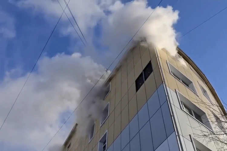 Пожар в торговом центре «Баянгол» в Улан-Удэ охватил уже тысячу квадратов: что известно на данный момент