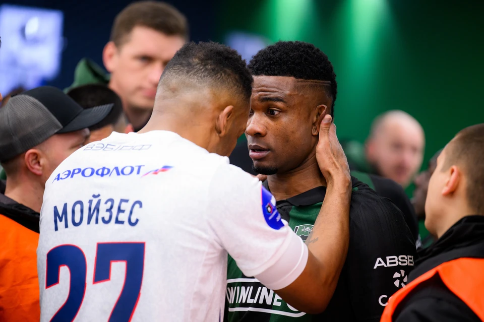 Защитник ЦСКА Мойзес и нападающий «Краснодара» Джон Кордоба выясняют отношения в перерыве матча. Фото: ЦСКА