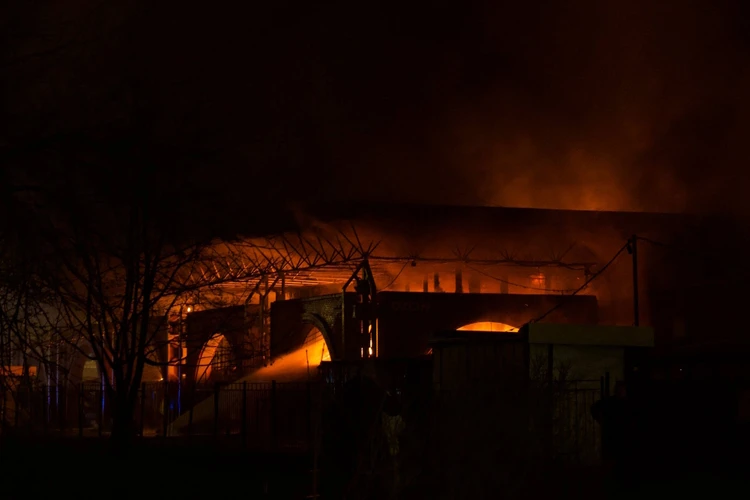 Люди прыгали из окон, пострадал мужчина: Что известно о пожаре на Правобережном рынке в Петербурге, где снимали фильм «Интердевочка»