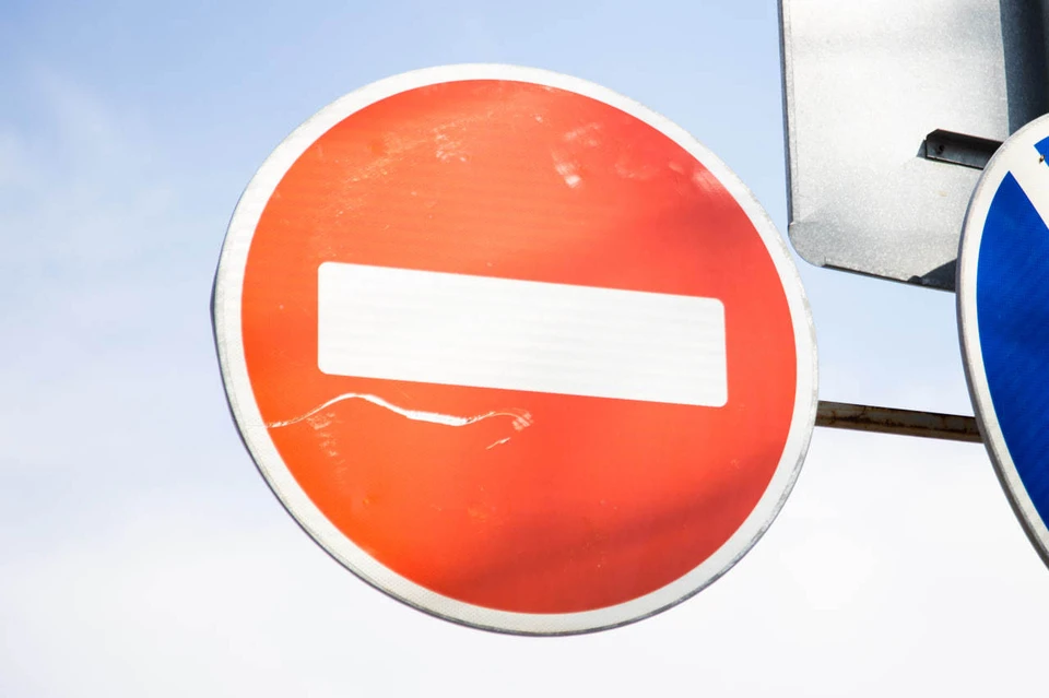 Движение закрыли по улице Карла Либкнехта из-за прорыва канализации.