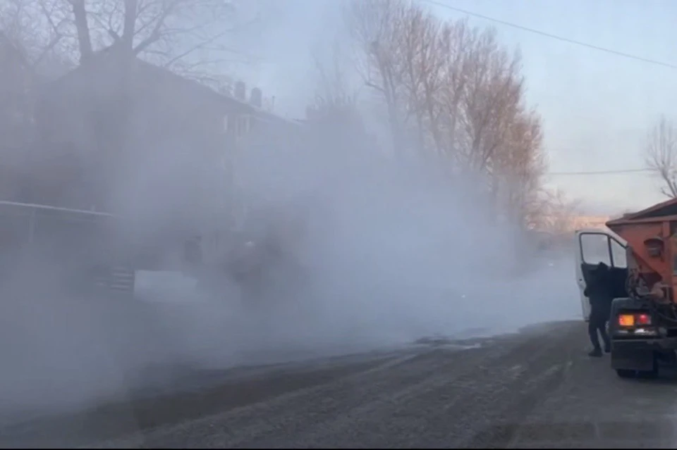 Дорогу частично подтопило. Фото: Госавтоинспекция Иркутска.