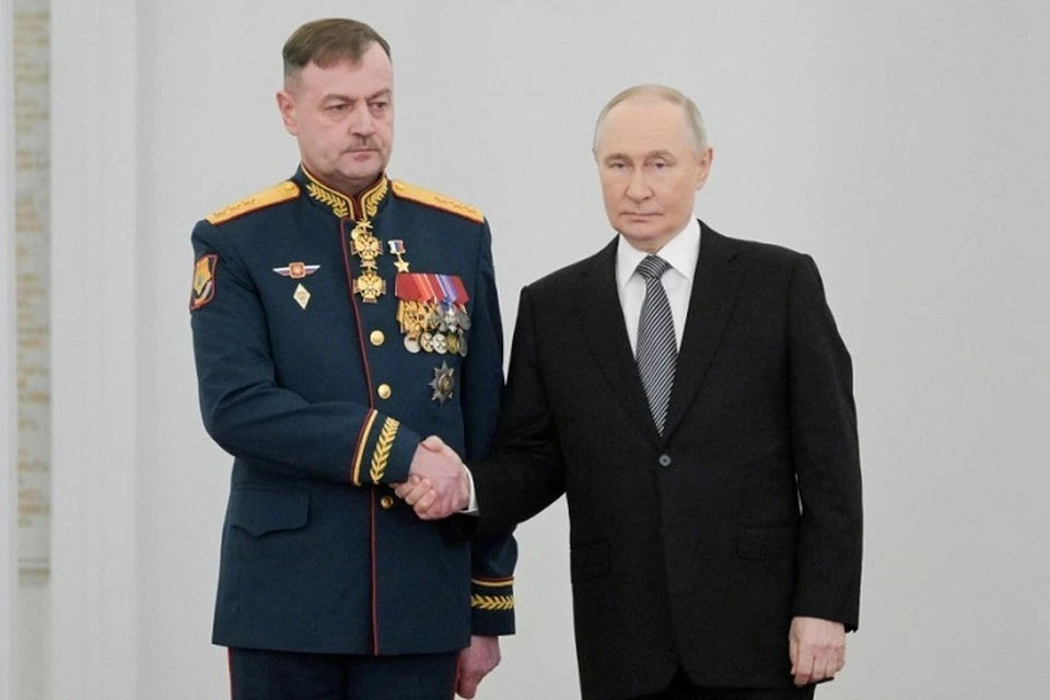 Владимир Путин вручил генерал-полковнику Андрею Иванаеву медаль «Золотая Звезда». Фото: kremlin.ru