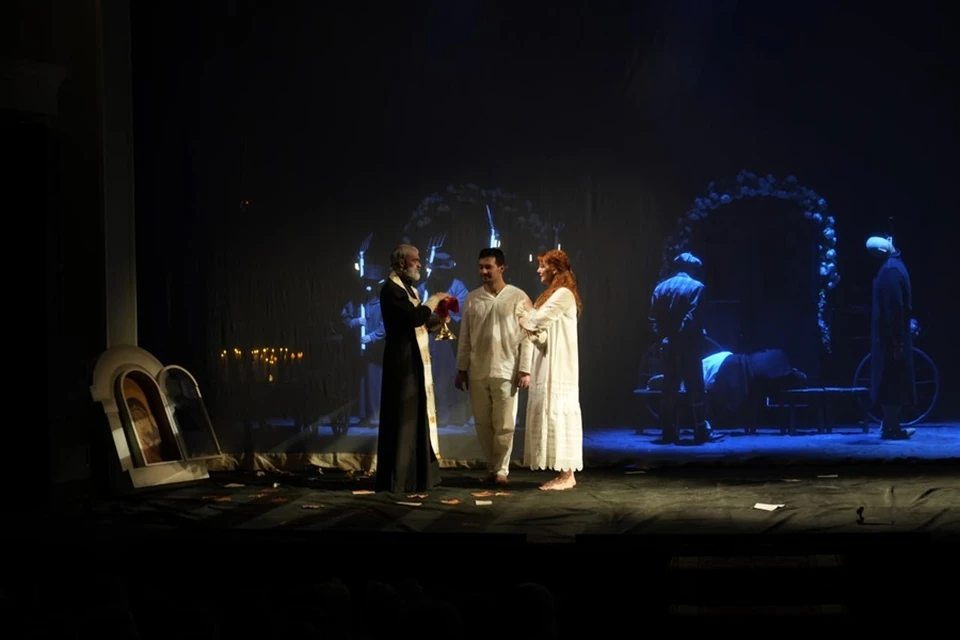 Артисты Донецкого молодежного театра представили премьеру спектакля «Бесы». Фото: Минкультуры ДНР