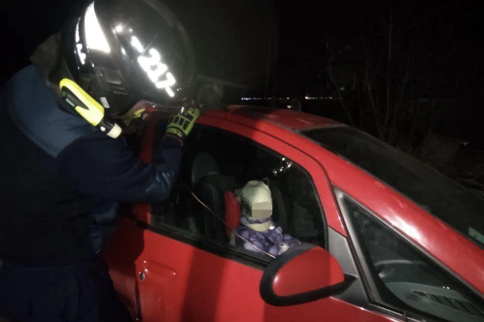 Московские спасатели освободили двухлетнюю девочку из запертого авто. Фото: ГКУ МО «Мособлпожспас»