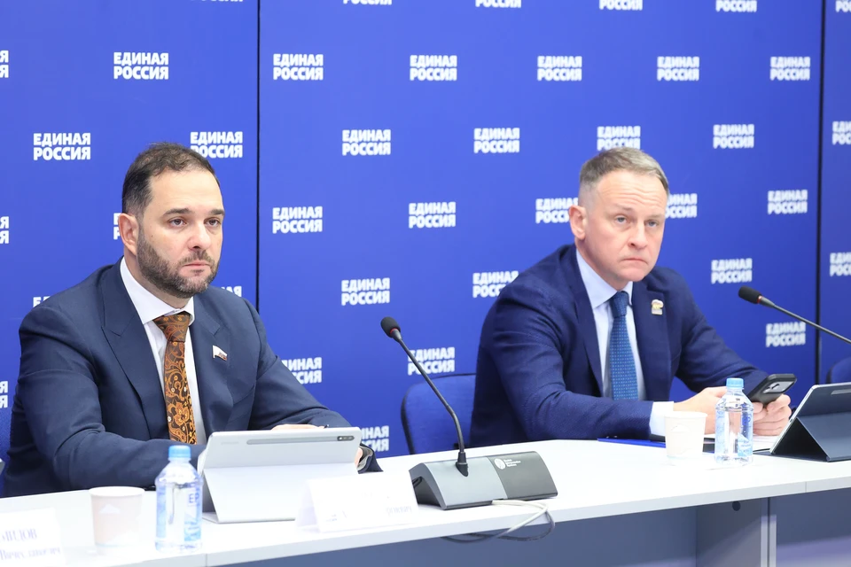 Руководитель Центрального исполкома партии Александр Сидякин и первый заместитель председателя комитета Госдумы по науке и высшему образованию Александр Мажуга. Фото: ER.RU.