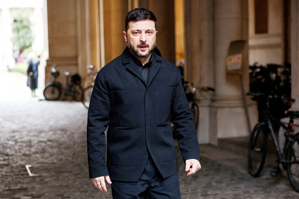 Источники во властных структурах Украины распускают слухи, что самому Зеленскому все осточертело, и он уже рассматривает возможность ликвидации офиса