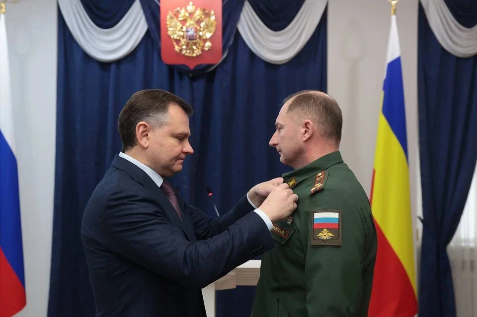 Выдающихся жителей Дона наградил губернатор. Фото: телеграм-канал Юрия Слюсаря
