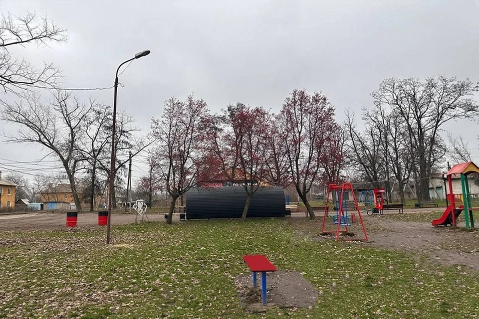 В Донецке ведутся работы по благоустройству детской площадки. Фото: ТГ/Пушилин