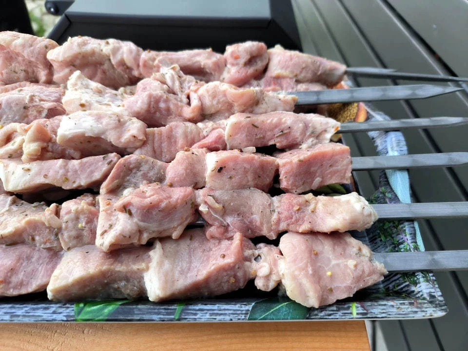 Терапевт предупредил о рисках употребления свинины