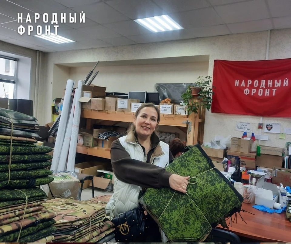 Трудолюбивые руки томичек создают необходимый инвентарь для ребят в зоне СВО. Фото: Народный фронт Томской области