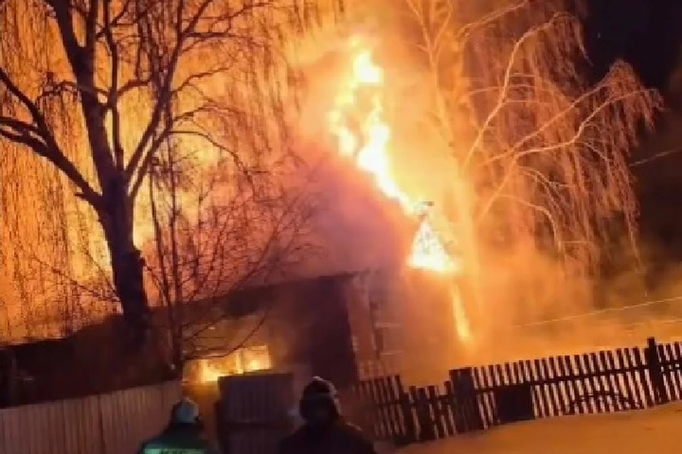 Когда пожарные прибыли на место происшествия, дом, в котором находилась женщина, был уже полностью охвачен огнем.