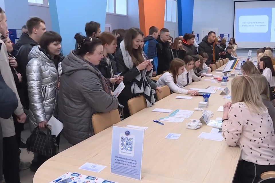 Служба занятости трудоустраивает молодых людей с 14 лет.