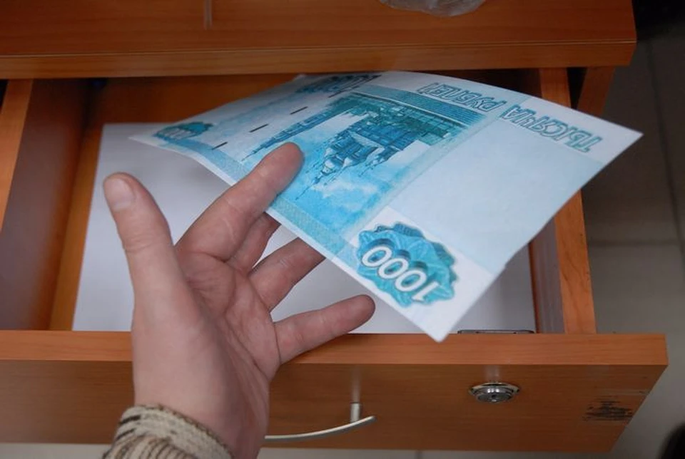 Двое жителей Новомосковска попытались дать взятку полицейскому в размере 170 тысяч рублей