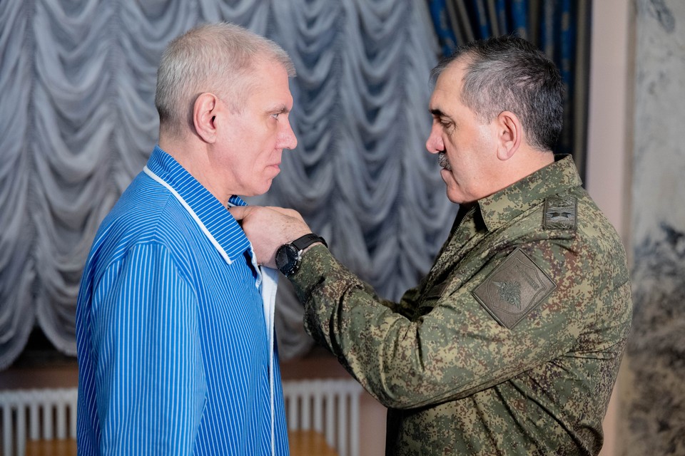 Генерал армии Юнус-Бек Евкуров наградил героев спецоперации