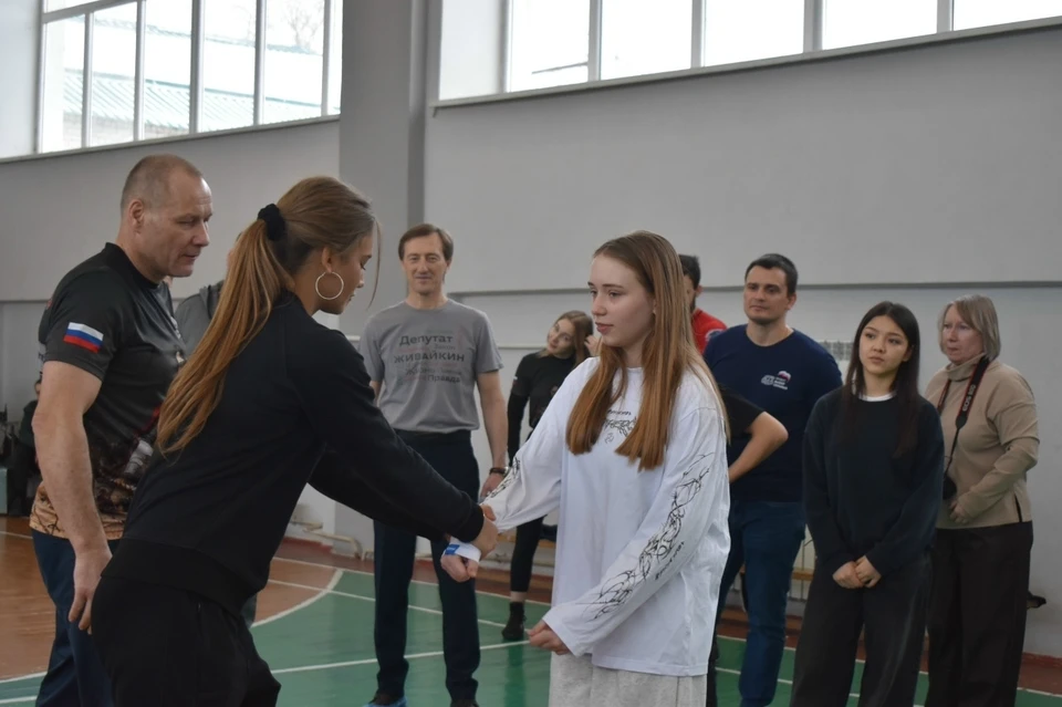 Мастер-класс в кинельской школе провели настоящие звезды единоборств / Фото: предоставлено пресс-службой реготделения партии "Единая Россия"