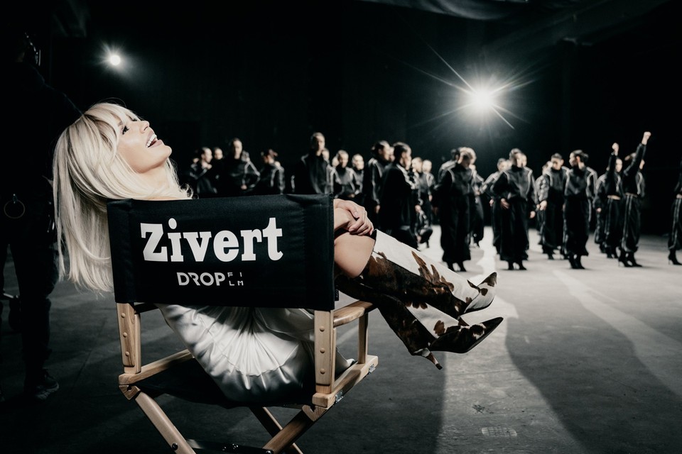 Певица Зиверт (она же Юлия Зиверт) на афишах и обложках треков пишет свой творческий псевдоним Zivert