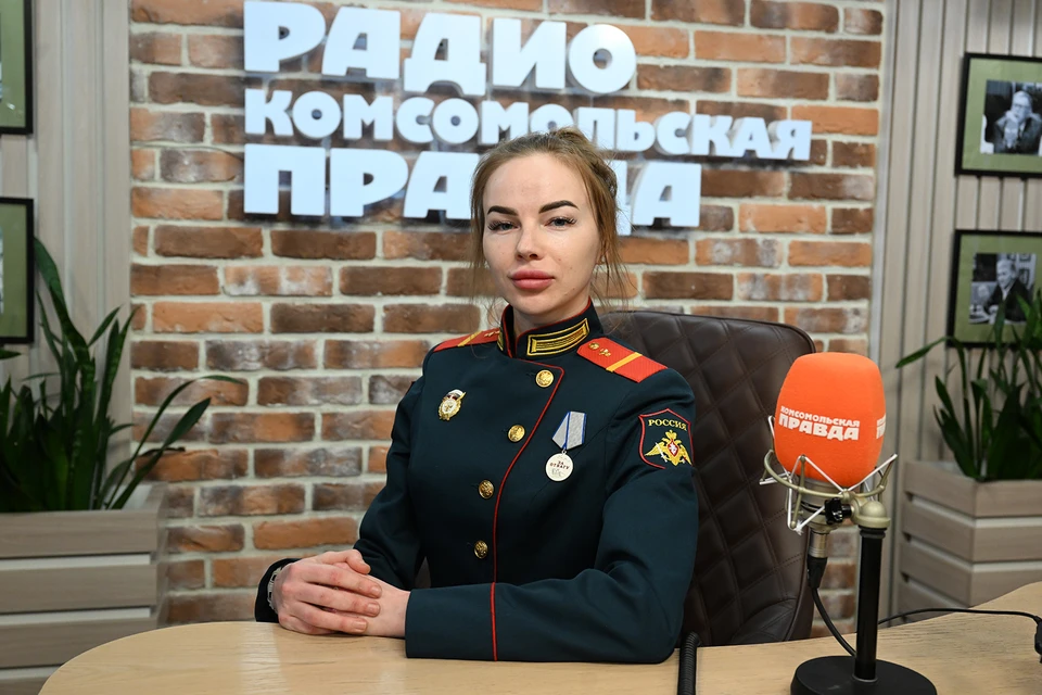 Гвардии ефрейтор Анастасия Соколова уехала из тихой и мирной Калужской области, отпраздновав 25 лет и успокоив родителей, что будет работать в тылу, но оказалась на передовой, спасая танкистов на Донецком направлении.