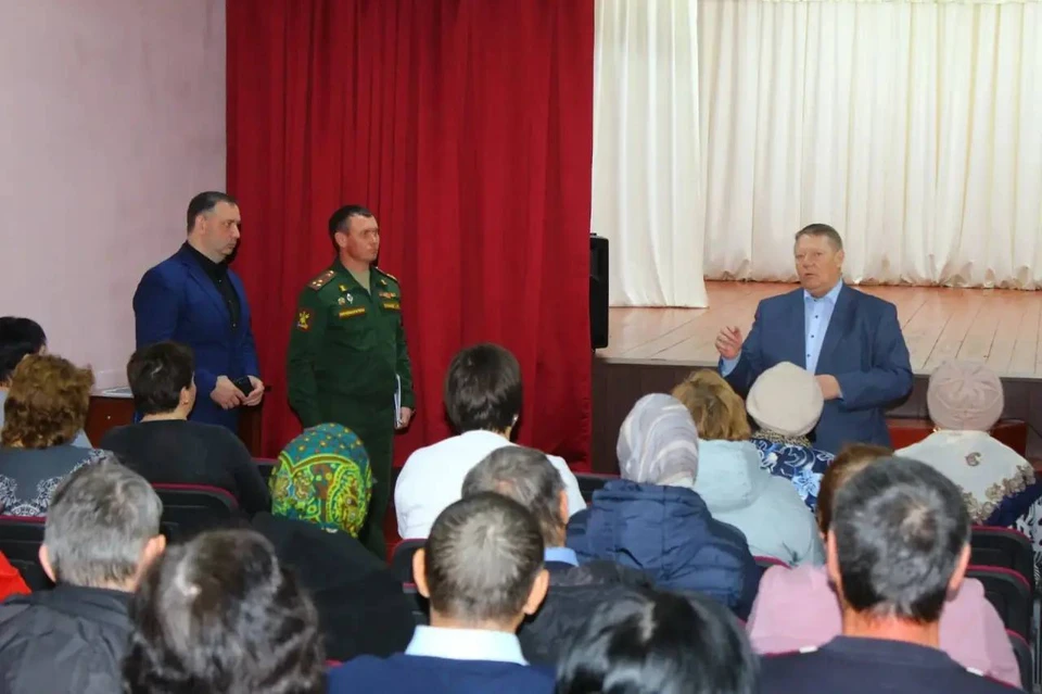 Панков встретился с жителями опорного села Ртищевского района