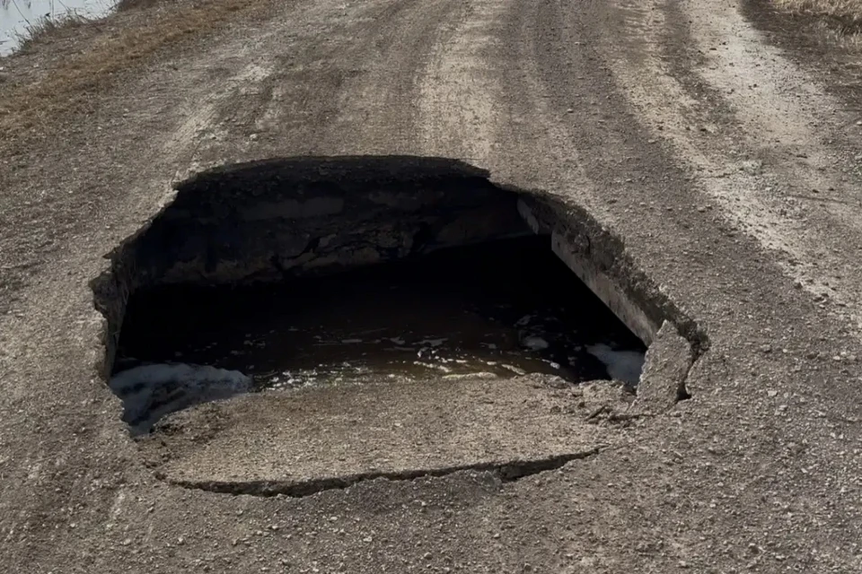 Дорогу к поселку Волковский перекрыли из-за размыва и обрушения дороги. Фото: ТУАД