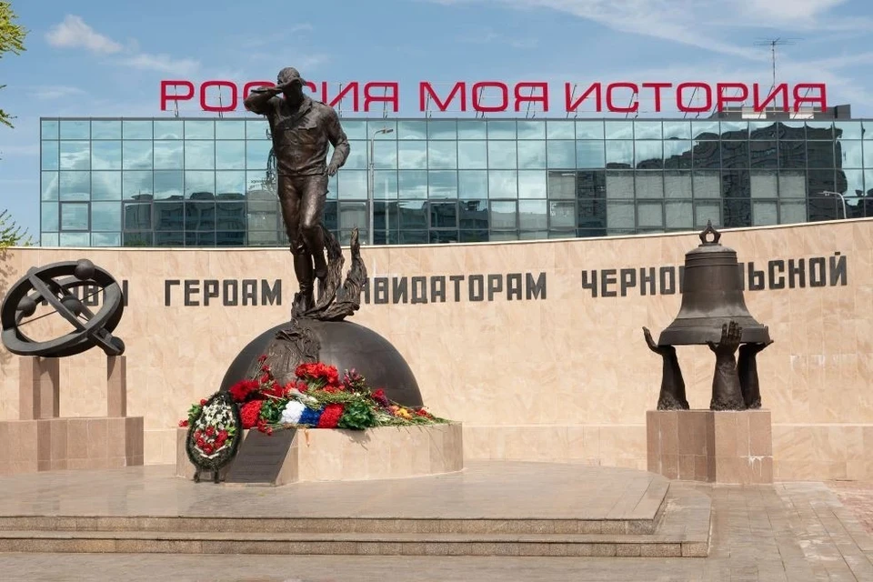 Участники церемонии почтили память погибших минутой молчания и возложили цветы к постаменту. Фото: телеграм-канал главы администрации Ростова Александра Скрябина.