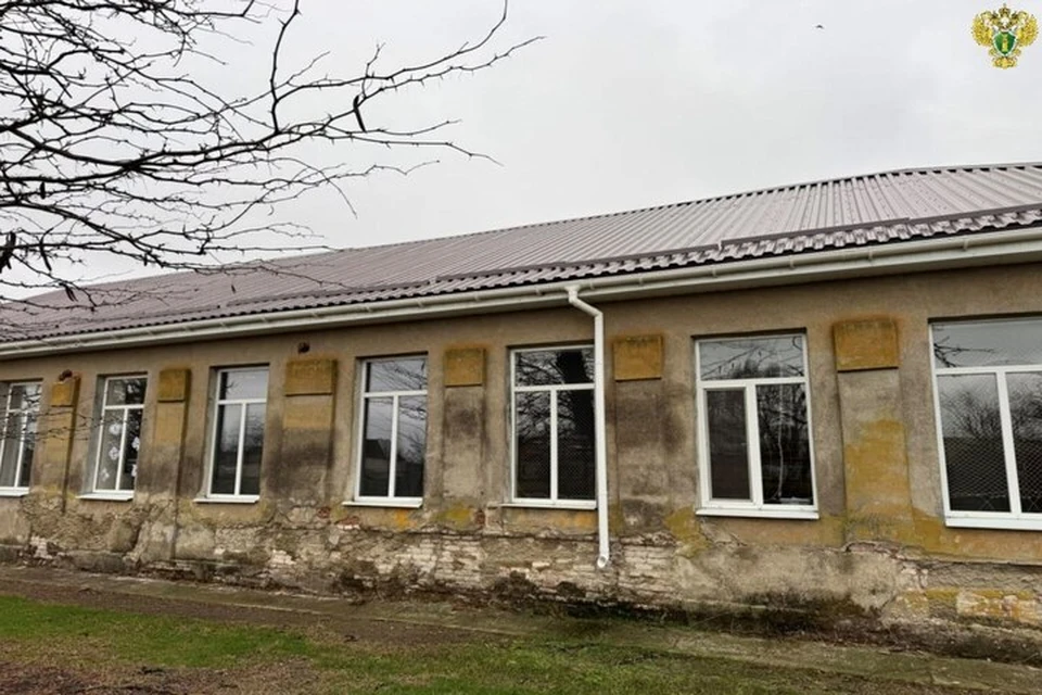 На фото - одна из отремонтированных некачественно школьных крыш. Фото: прокуратура ЗО