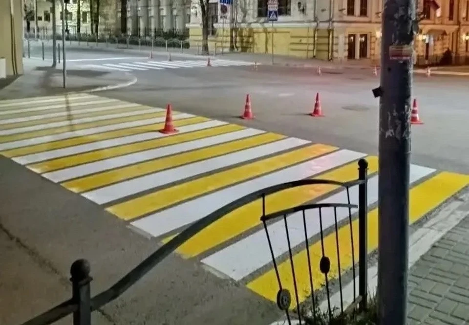 Калужские коммунальщики начали обновлять разметку на переходах.