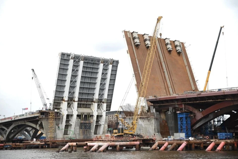 Большой Смоленский мост оставят разведенным на месяц.