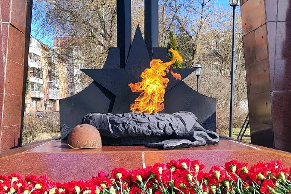Вечный огонь на Смоленском мемориале в Твери.