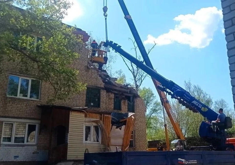 Спасатели режут арматуру и вынимают плиты на месте взрыва в Малоярославце.