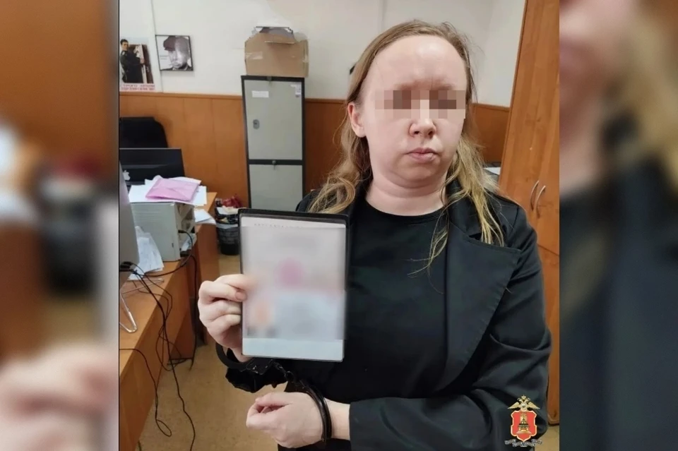 Задержанная призналась, что забирала деньги у граждан для последующего перевода кураторам через криптовалюту. Фото: МВД Тверской области.