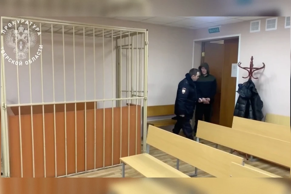 Предварительно мужчина облил своих родных бензином, но поджечь так и не сумел. Фото: Прокуратура Тверской области.