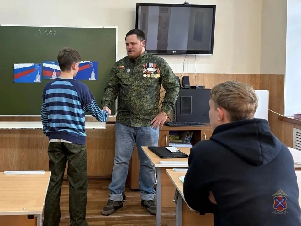 Ветеран СВО побеседовал с ребятами.