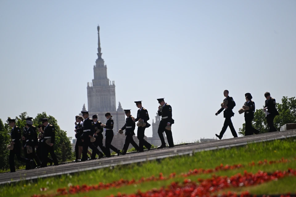 Актеры театров Москвы и боец СВО к 9 Мая прочитали стихотворение Симонова