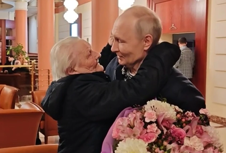 Владимир Путин и его любимая учительница Вера Гуревич. Кадр из видео kremlin.ru