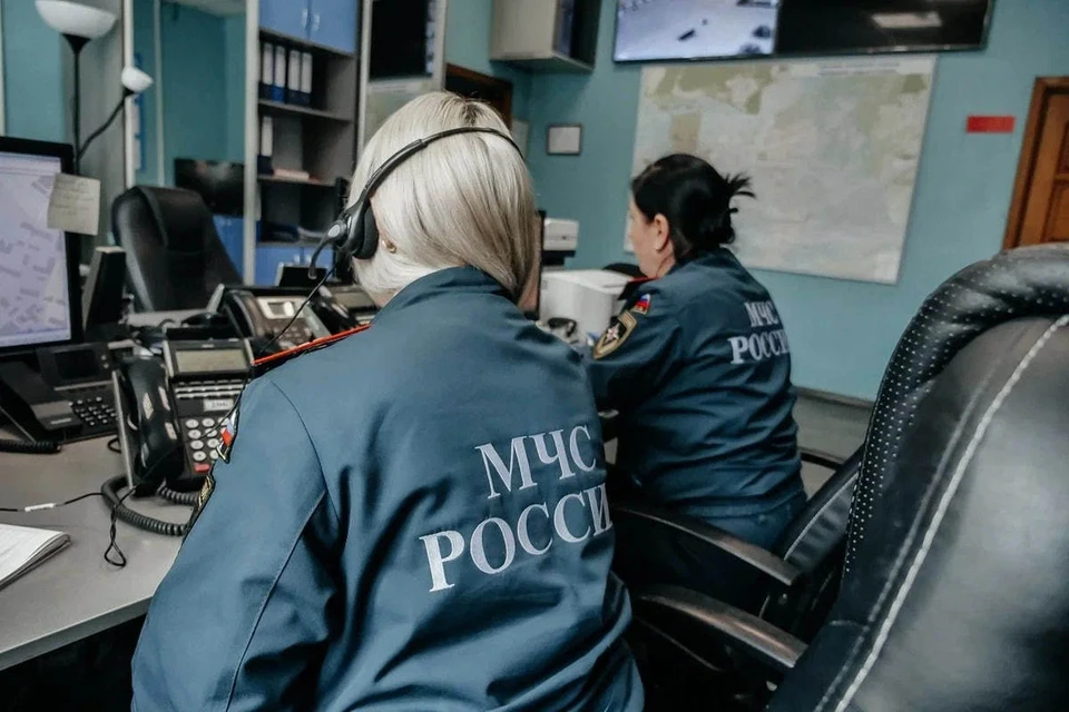 Основной удар пришелся на верхнюю часть здания: повреждена кровля, в нескольких квартирах частично выбито остекление