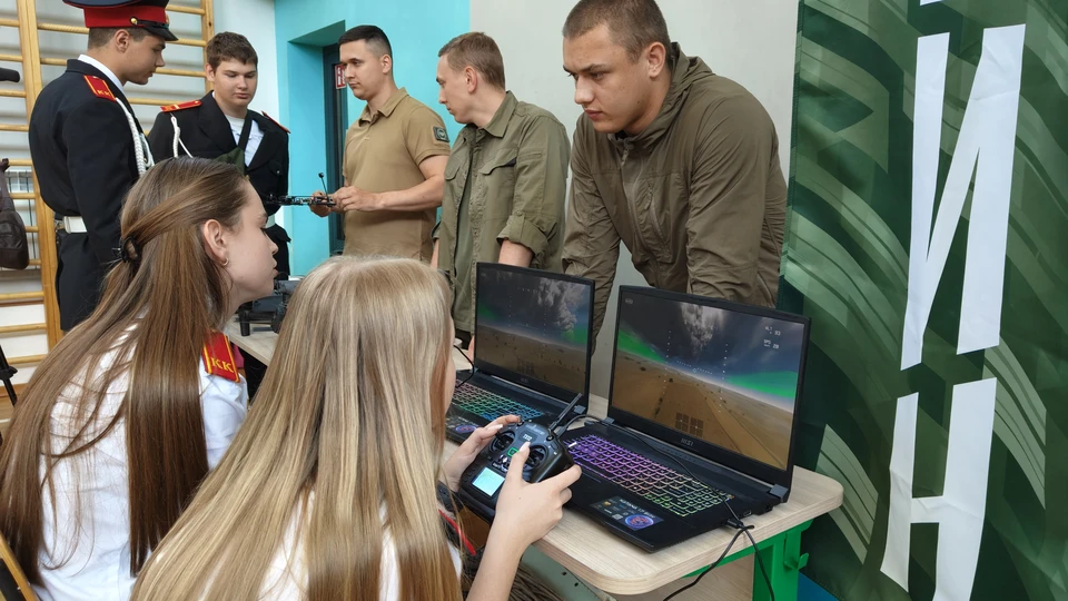 Совместно с инструкторами центра «Воин» кадровики предоставили школьникам возможность ознакомиться с современными профессиями