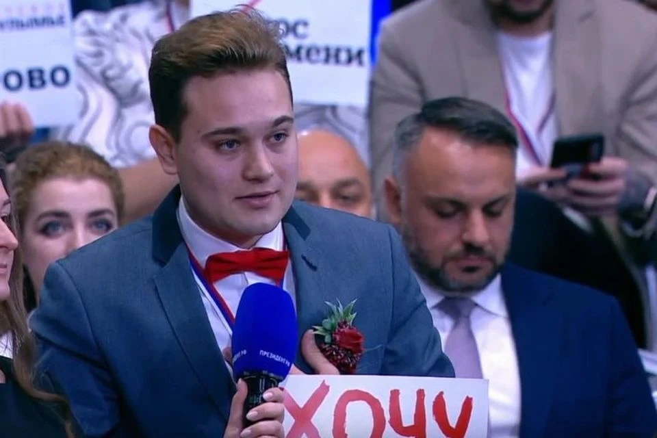 Журналист Кирилл Бажанов сделал предложение своей девушке в эфире Прямой линии в декабре 2025 года Фото: кадр с трансляции программы «Итоги года с Владимиром Путиным»