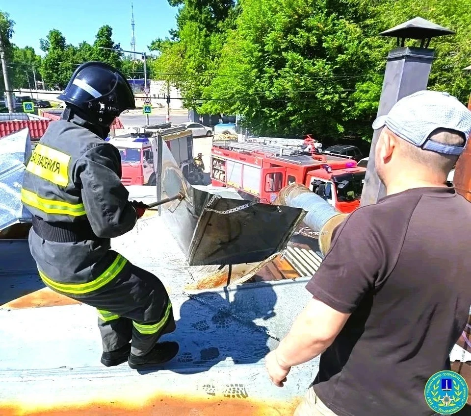В Ульяновске из-за перегрева трубы задымилось кафе «Сундук» | ФОТО: Управление гражданской защиты Ульяновска