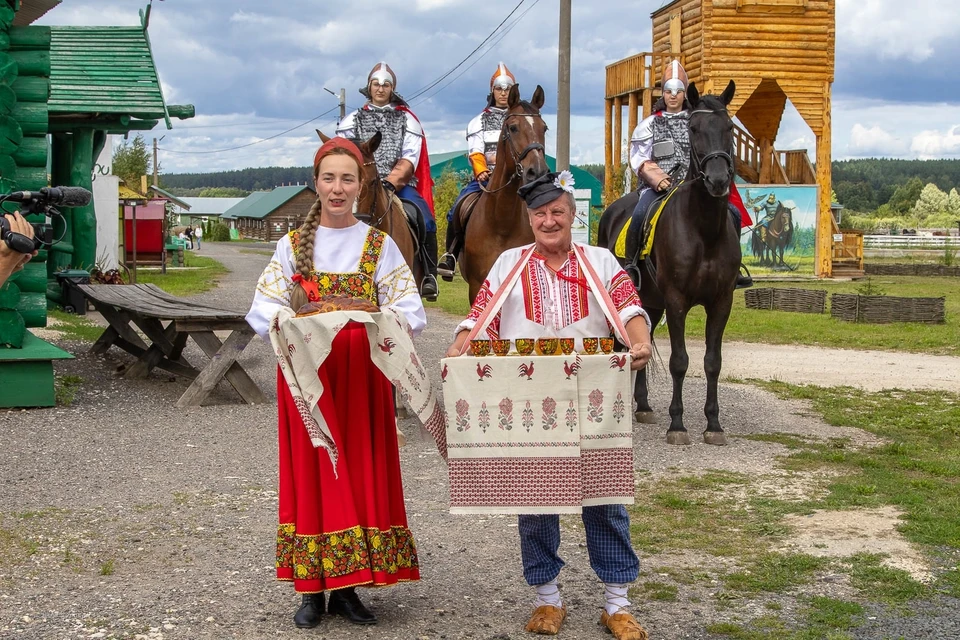 Жители деревень стараются удивить членов жюри. Фото со страницы конкурса в ВК.