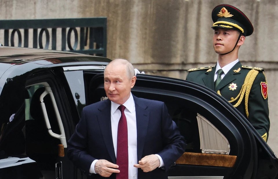 Global Times: В Китае завирусилось видео с Путиным без пиджака в аэропорту