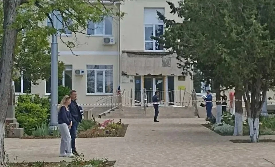 В школе № 13 поселка Кача обрушился балкон.